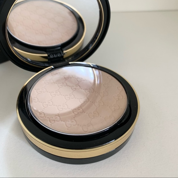 Hold Gucci luxe monogram finishing powder and brush - Picture 13 of 16